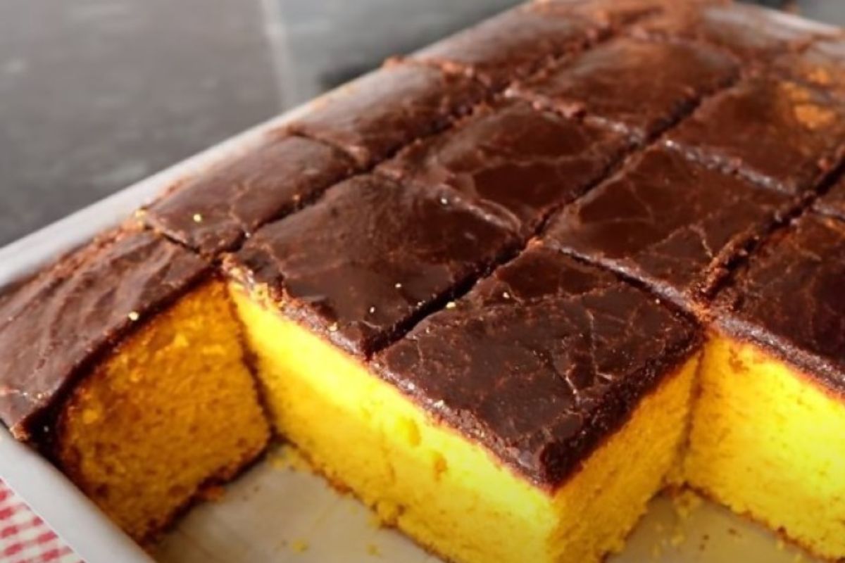 Aprenda a fazer um bolo de cenoura com calda crocante de chocolate!