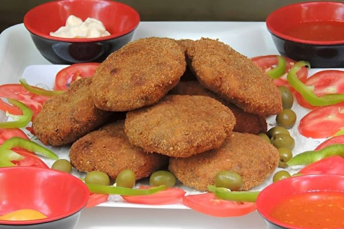 Bolinho de carne de feira crocante e suculento para fazer em casa