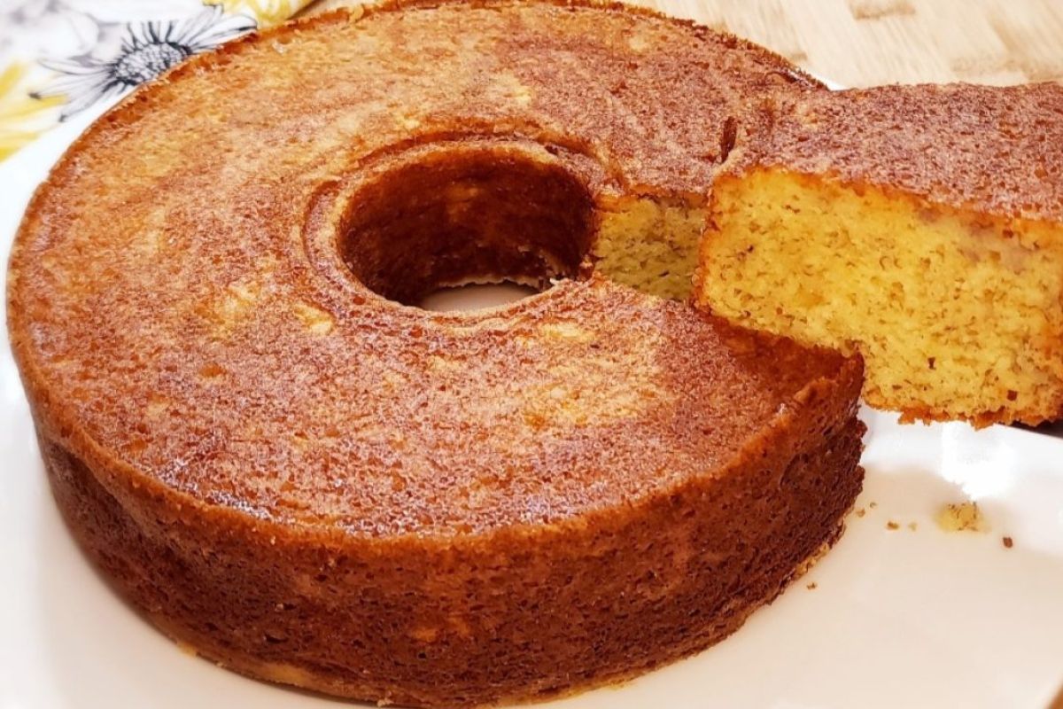 Bolo de banana fofinho, molhadinho e leve