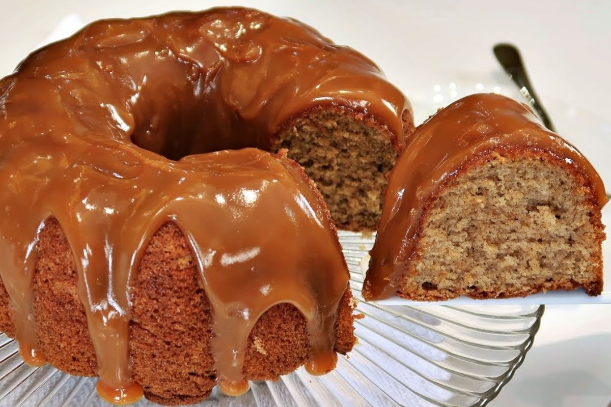 Bolo de canela com cobertura de doce de leite