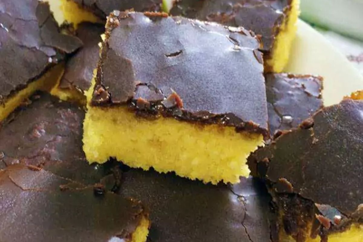 Bolo de cenoura com calda crocante de chocolate