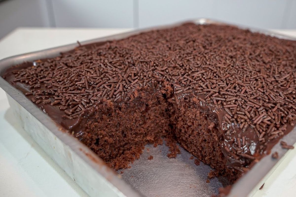 Bolo de chocolate fofinho com cobertura de brigadeiro