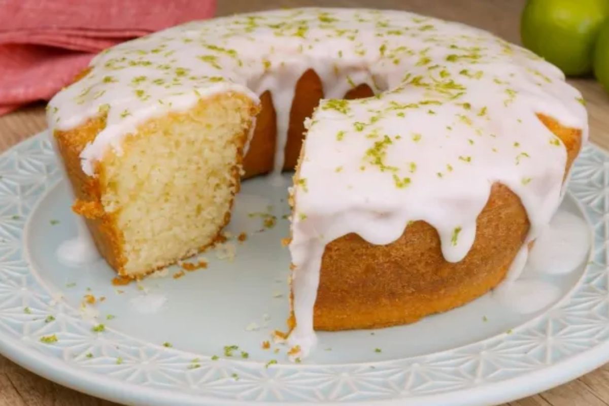 Bolo de limão com cobertura de glacê de limão