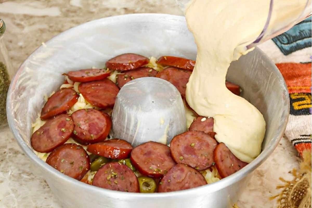 Lanche de forno recheado com calabresa e mussarela feito no liquidificador