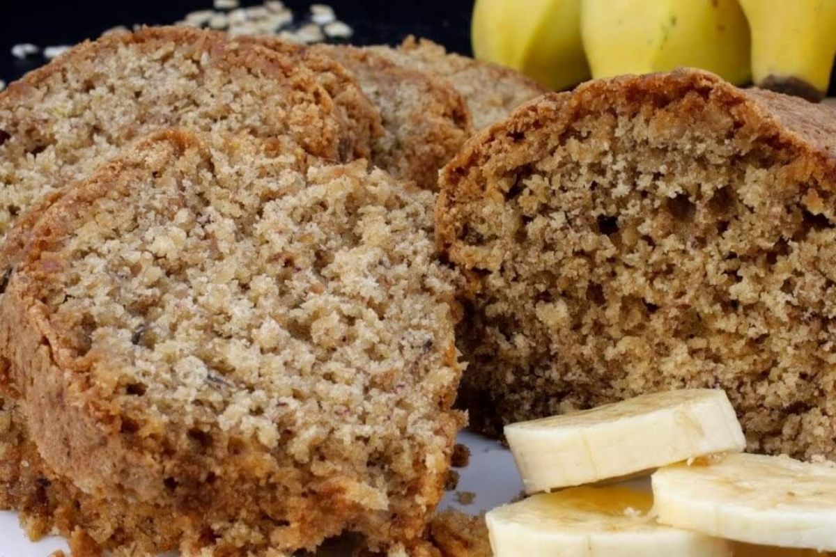 Bolo de Banana com Aveia: Receita sem açúcar e sem farinha!