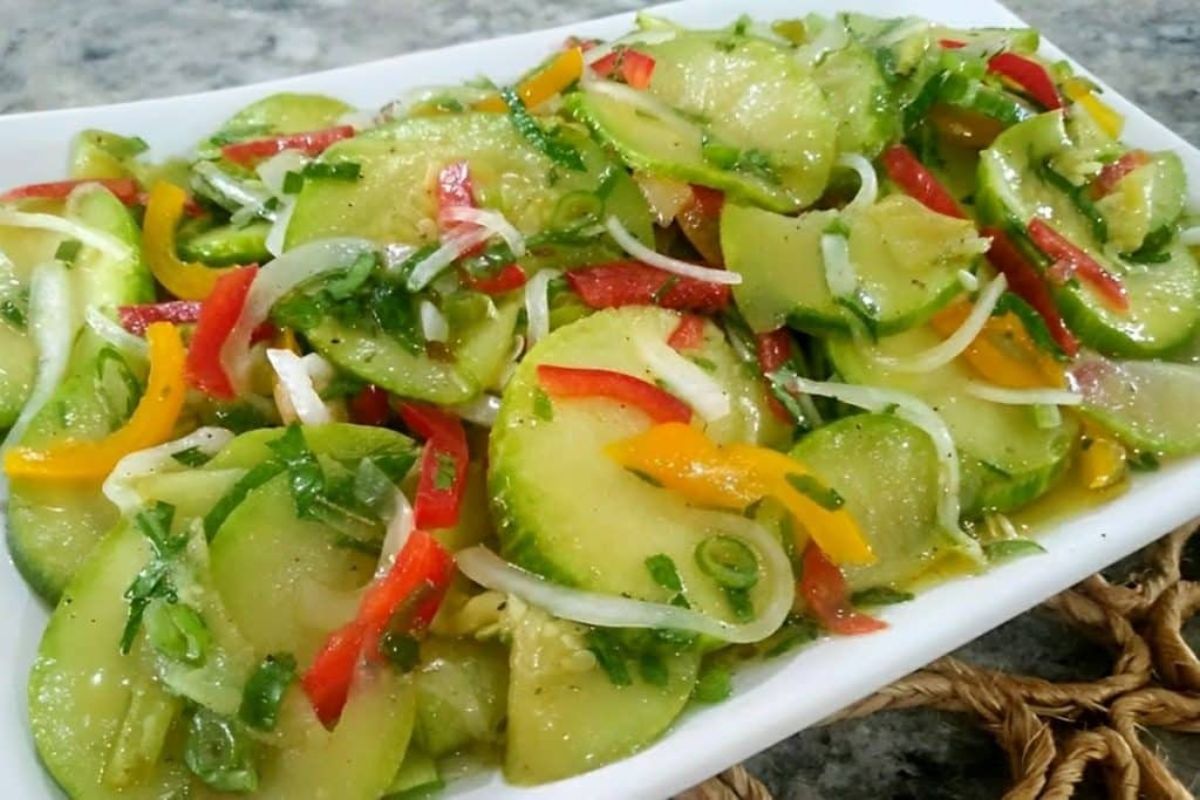 Salada de abobrinha simples: Receitinha perfeita pra servir no almoço ou jantar em família!