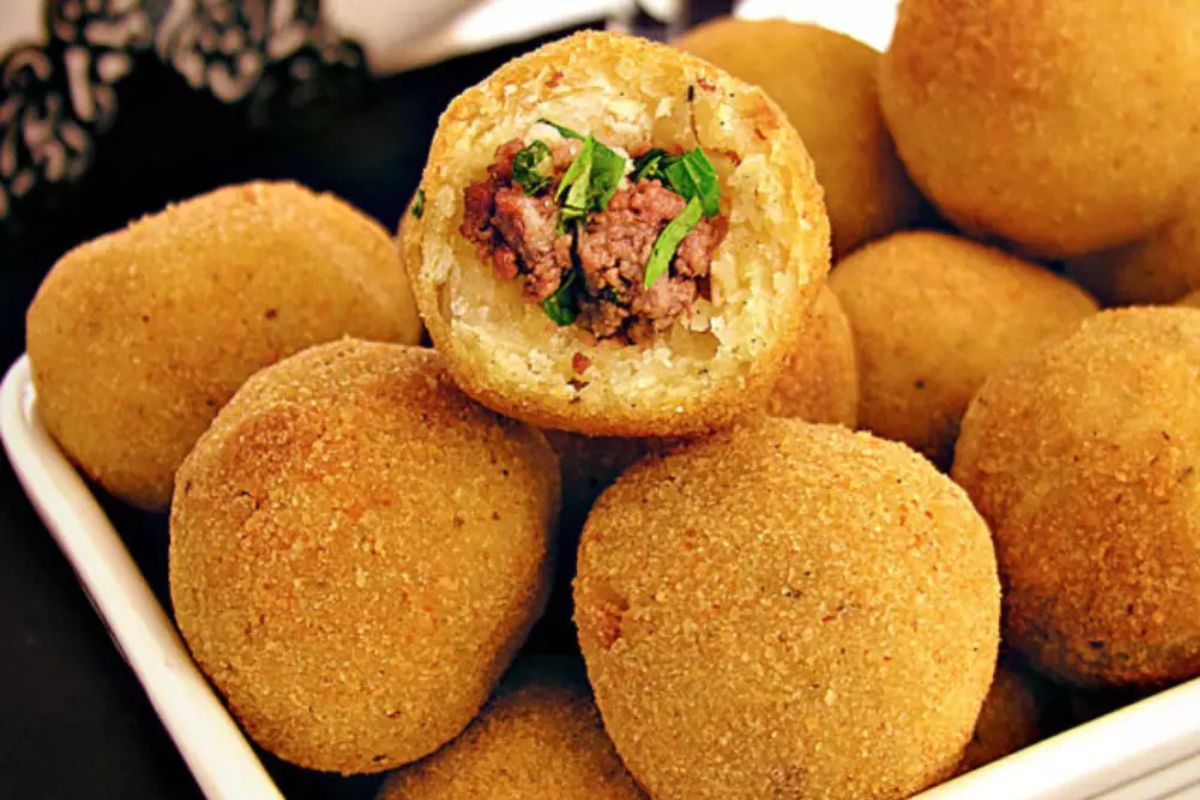 Bolinho de mandioca com carne moída