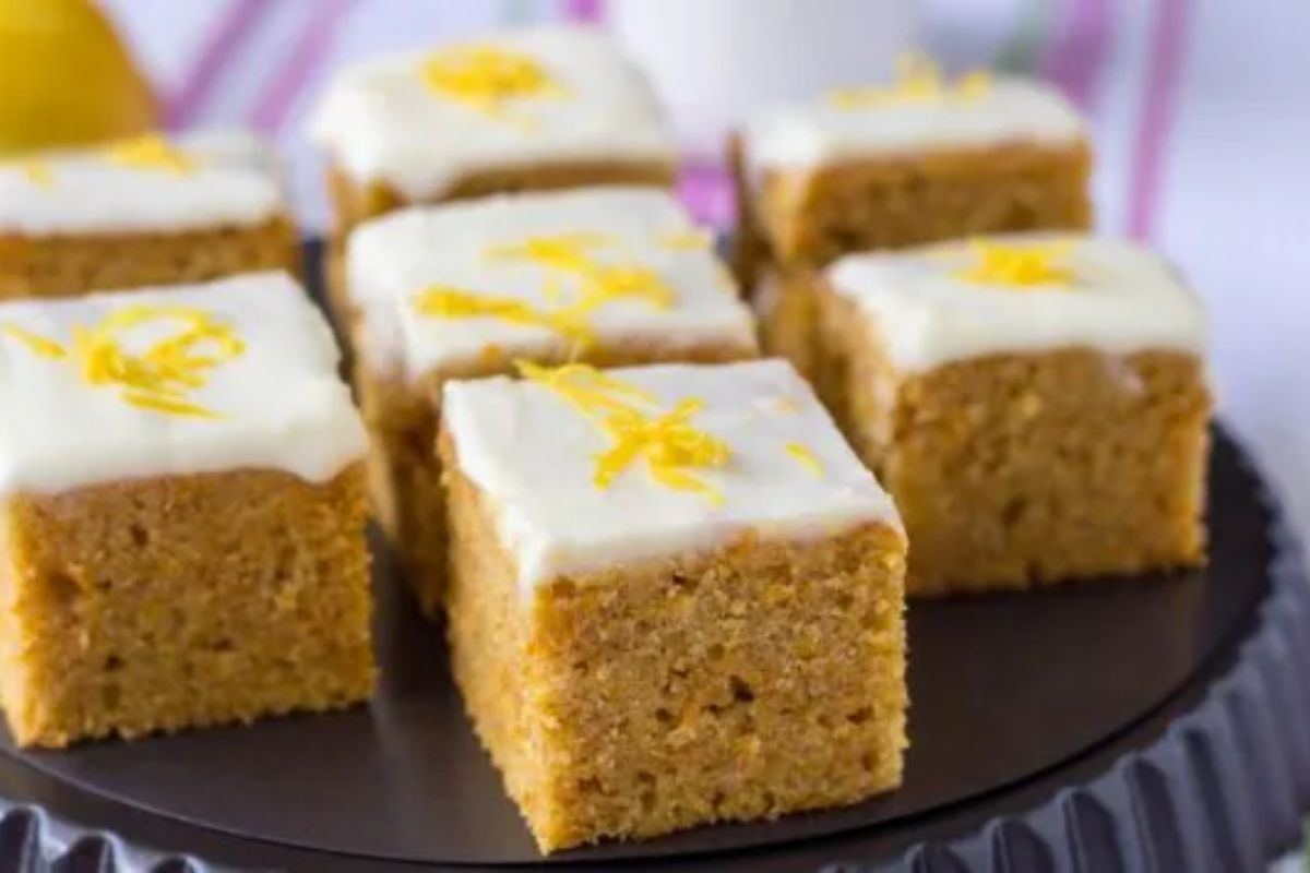 Bolo de cenoura com cobertura de cream cheese