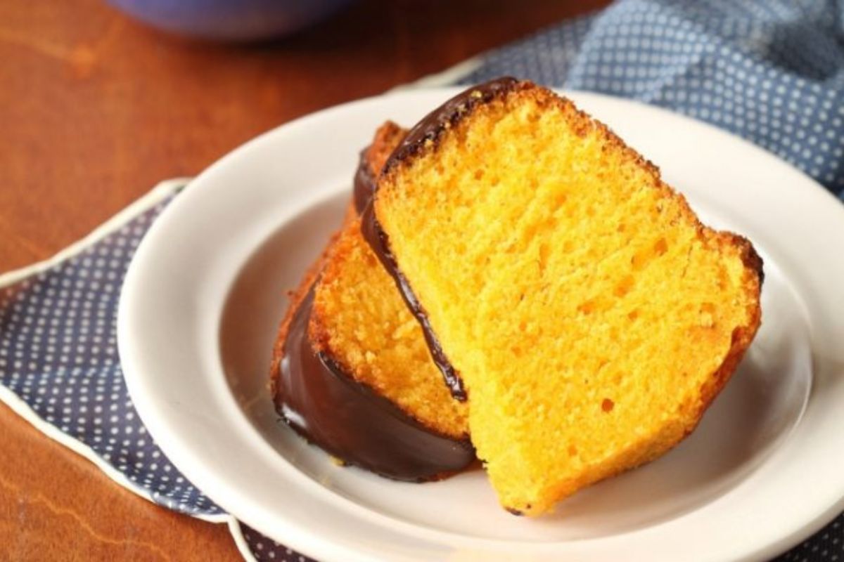 Bolo de Cenoura que Não Embatuma: leveza e sabor em cada pedaço!