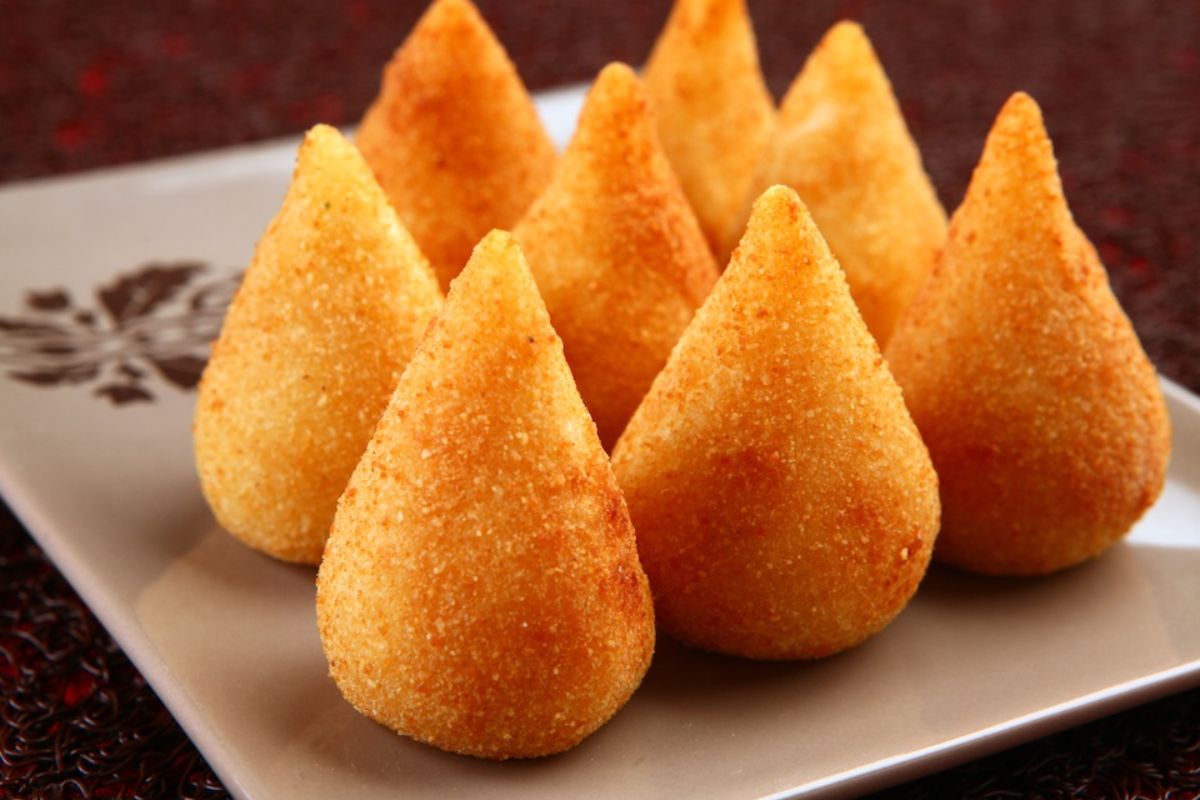 Coxinha de Frango deliciosa: Receitinha perfeita pra servir no lanche!