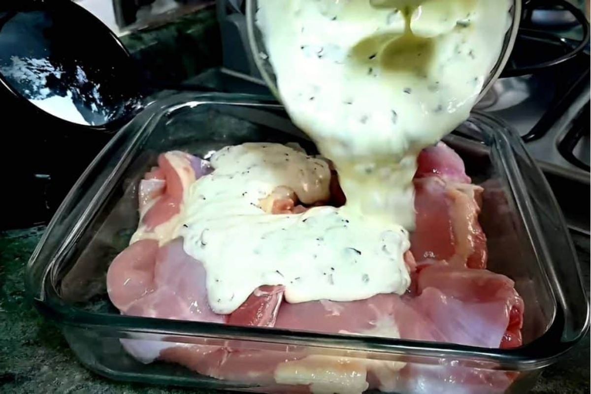 Frango com creme de cebola caseiro: uma delícia para surpreender seus convidados!