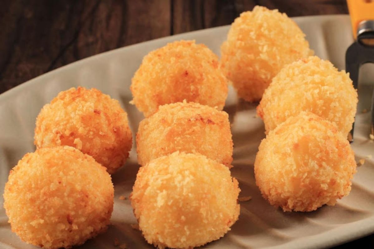 Bolinha de Queijo Recheada – O Petisco Irresistível para Compartilhar com Amigos e Família!