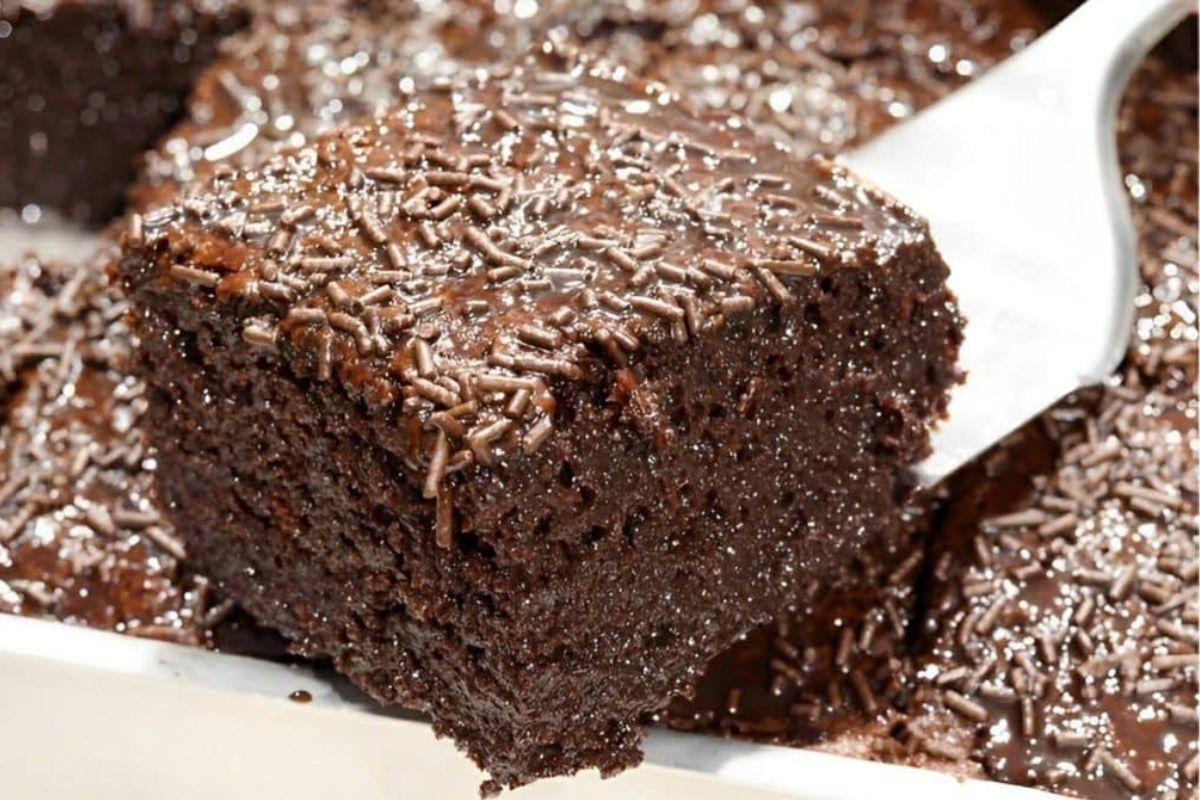 Bolo de Chocolate Rápido e Molhadinho: Uma Delícia Irresistível em Poucos Passos!