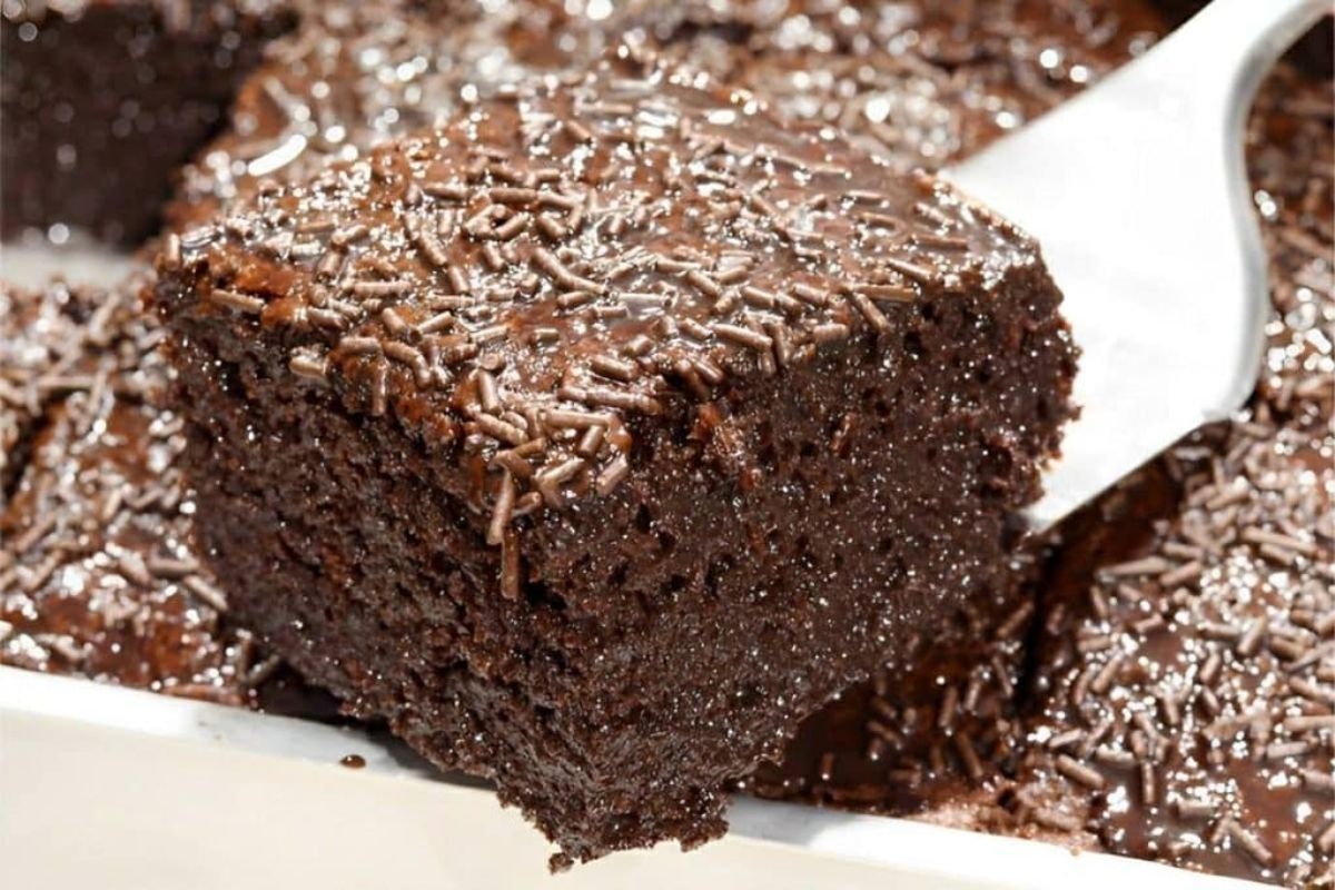 O Bolo de Chocolate dos Sonhos: Rápido, Molhadinho e Irresistível!