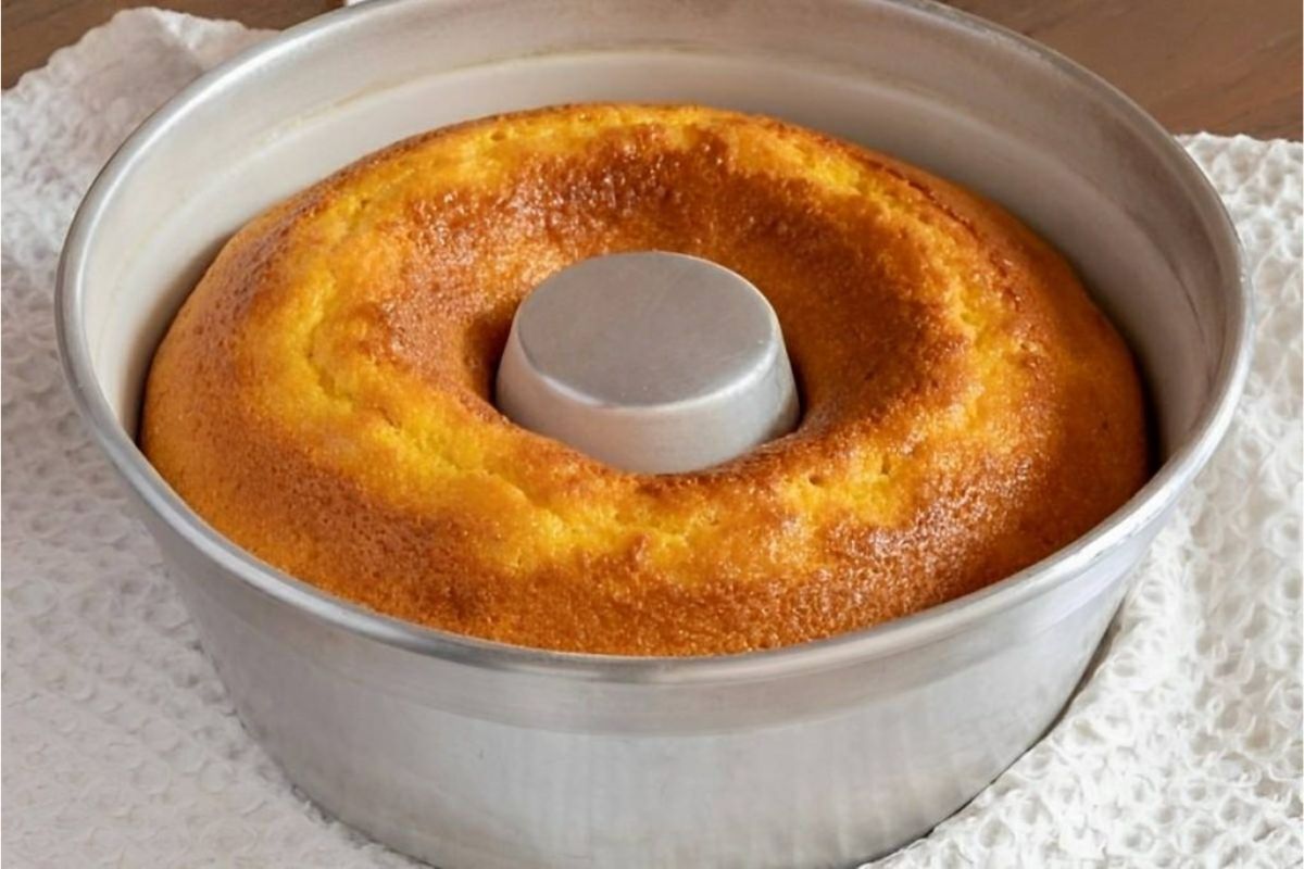 Bolo de Laranja da vovó: Receita simples, ideal pra você servir no cafezinho da tarde!