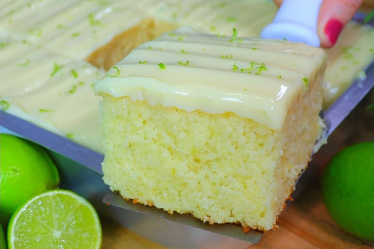 Bolo de limão com cobertura de leite condensado: Receitinha fácil e saborosa!