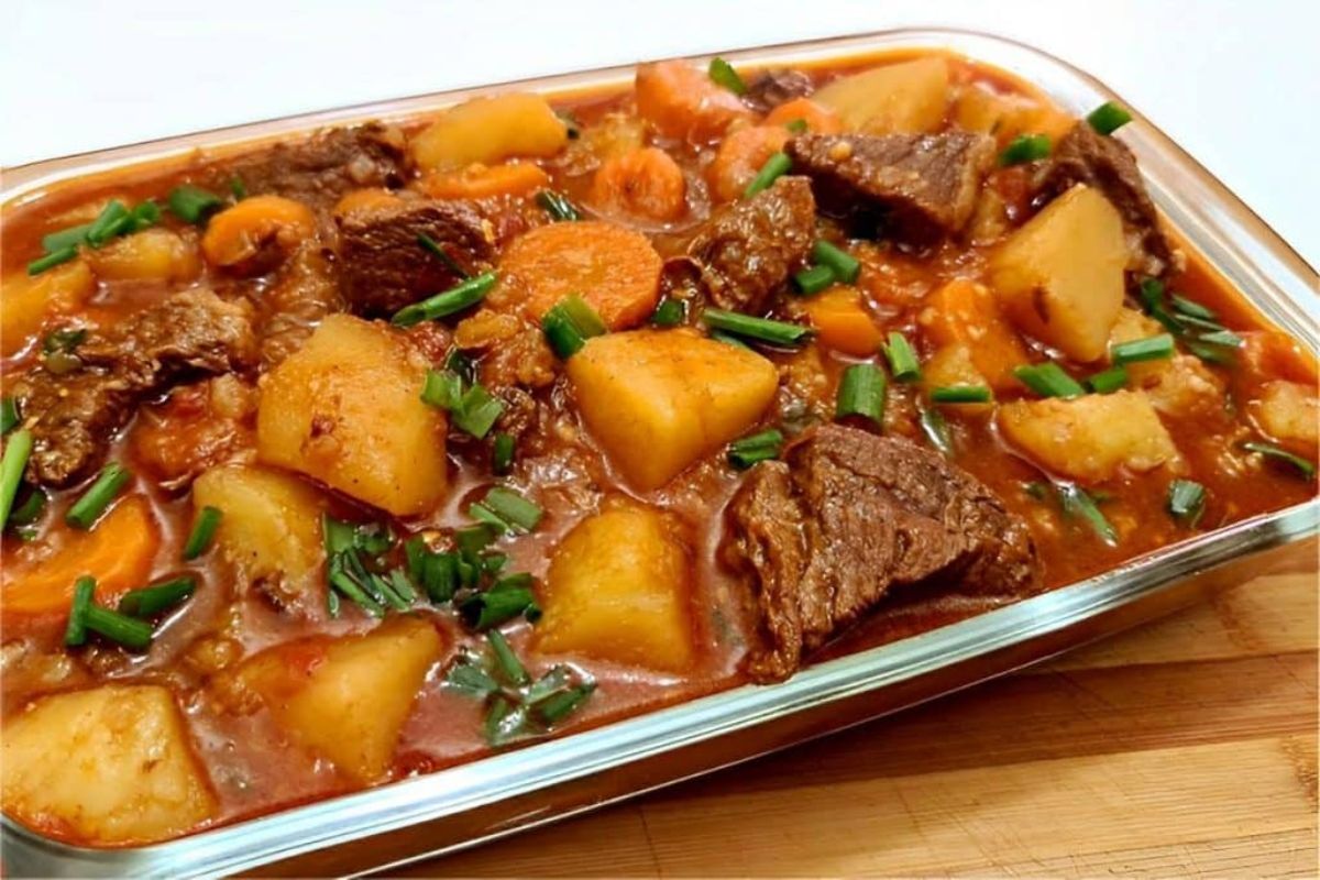 Carne de panela com Cenoura e batata: Receitinha perfeita pra servir na refeição principal!