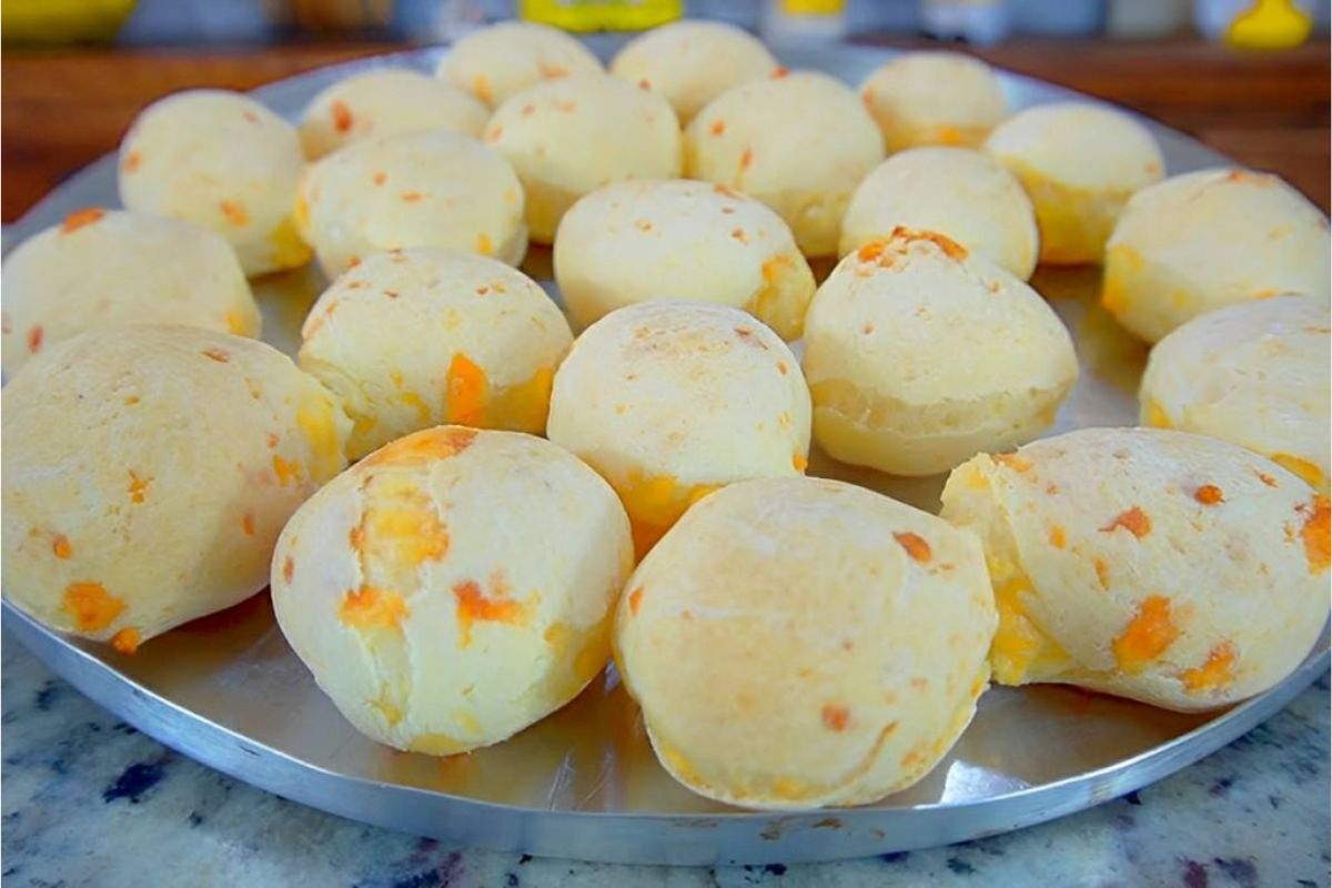 Pão de queijo que não murcha e fica crocante por fora e macio por dentro: Receitinha prática e muito saborosa!