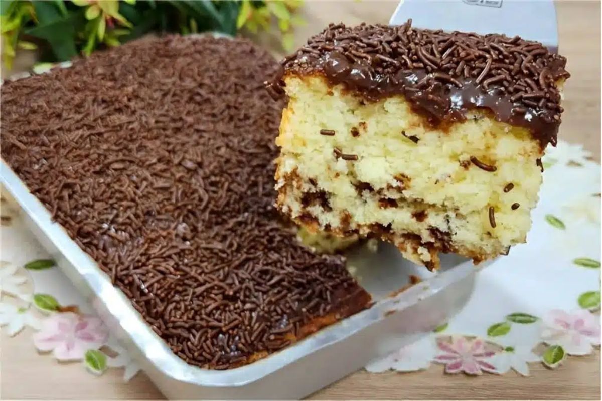 Bolo Formigueiro Perfeito: a combinação irresistível de coco e brigadeiro cremoso!