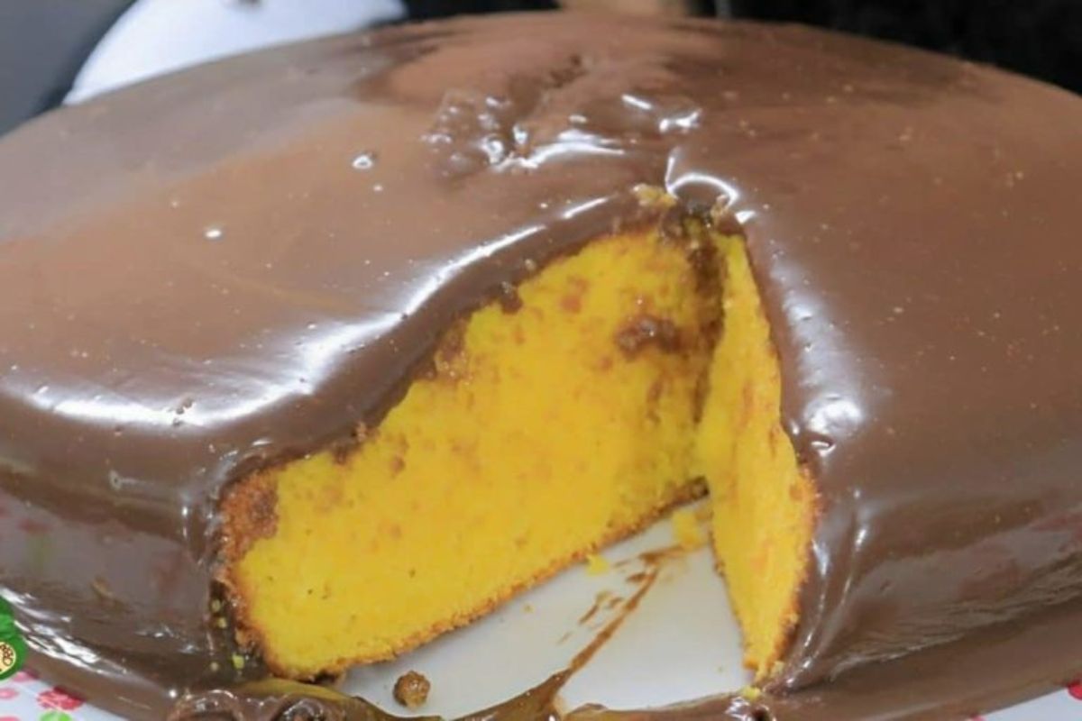 Bolo de Cenoura sem erro: Receitinha perfeita com cobertura de brigadeiro mole!