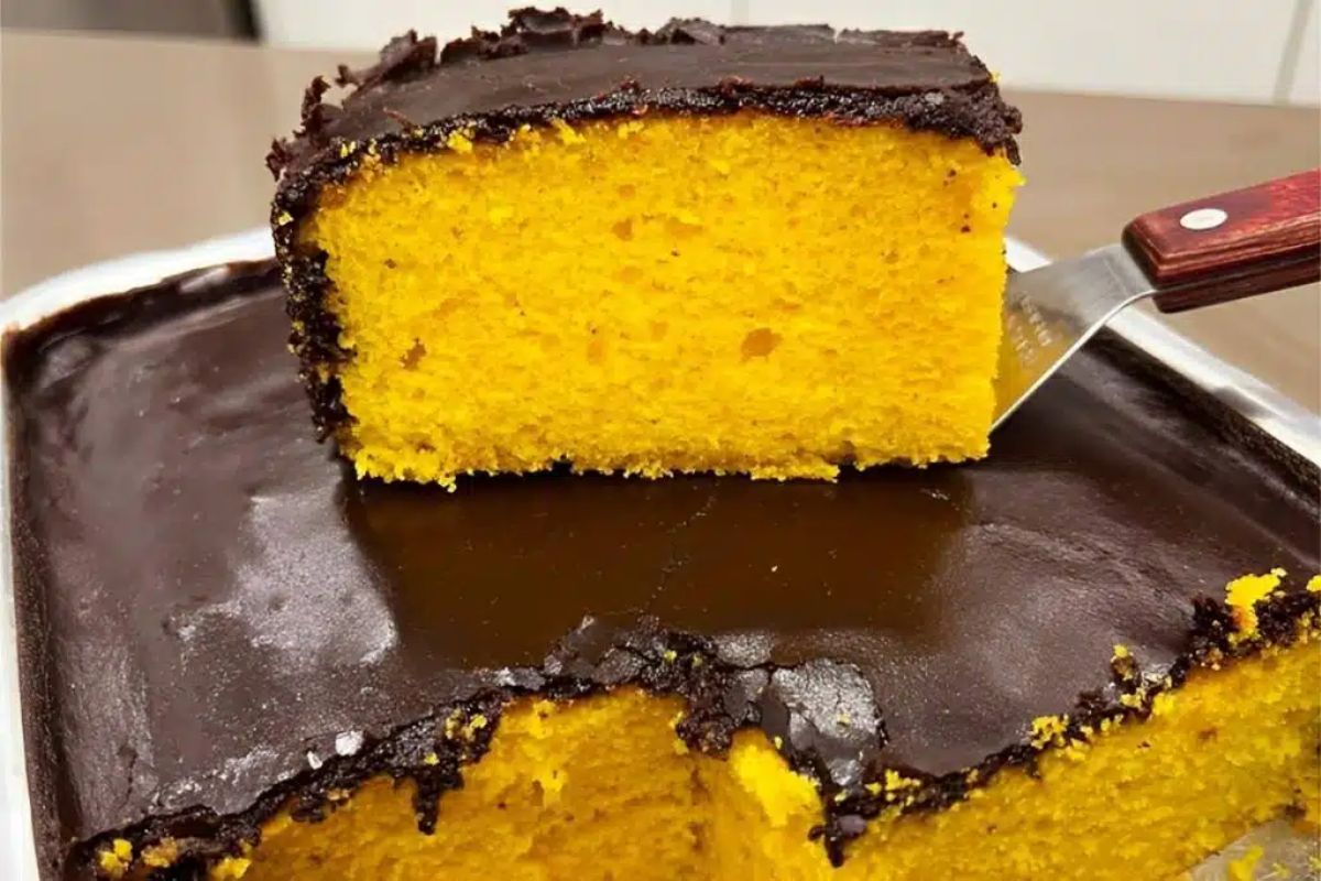 Bolo de cenoura bem fofinho com casquinha de chocolate: crocante uma delícia para seu lanche ou café!