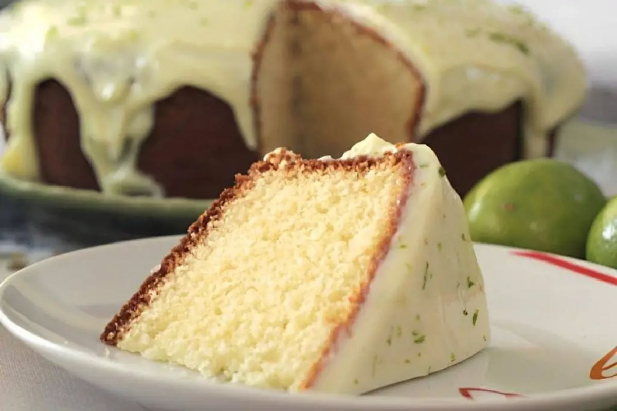 Bolo de iogurte fofinho com cobertura de limão uma delícia para servir no lanche ou café!