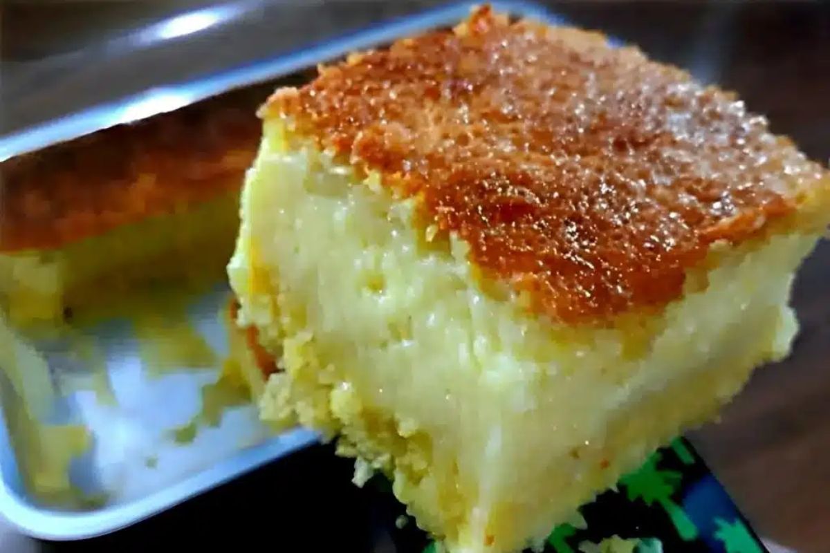 Bolo de milho cremoso simples e fácil: é só bater os ingredientes no liquidificador e assar!