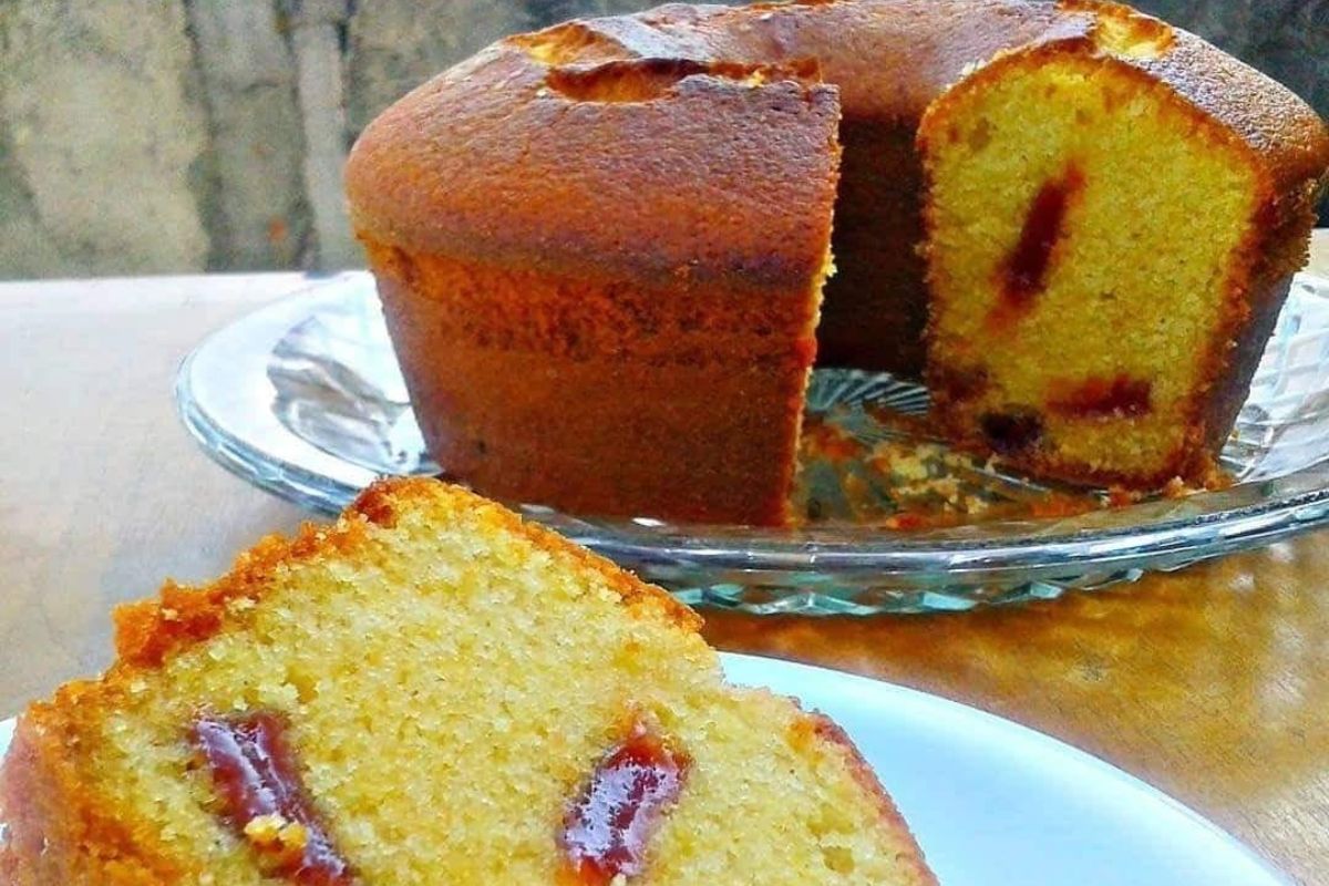 Delicie-se com o Bolo de Fubá com Goiabada: uma combinação perfeita de sabores!