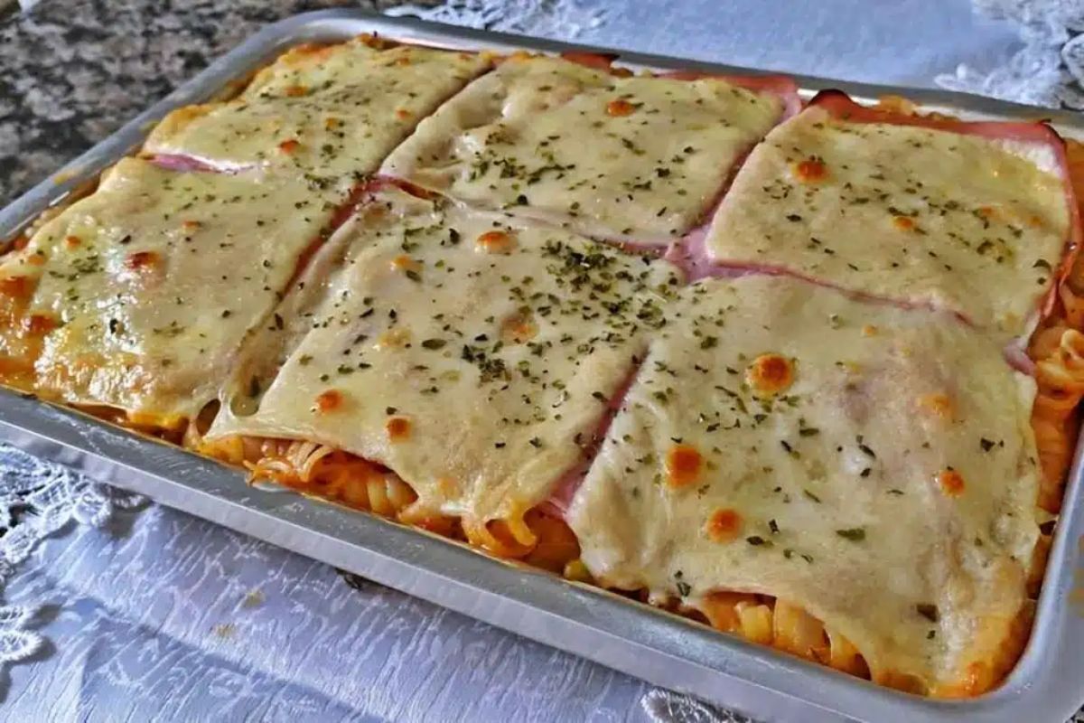 Macarrão de forno: é uma delícia com bastante queijo e fica pronto super rápido!