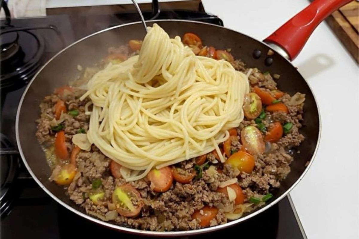 Macarrão na manteiga com carne moída: Sugestão perfeita pra servir na refeição!