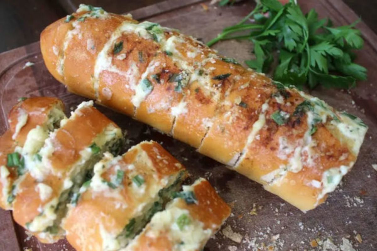 O Sabor que Vai te Surpreender: Aprenda a Fazer o Delicioso Pão de Alho com Maionese Temperada!