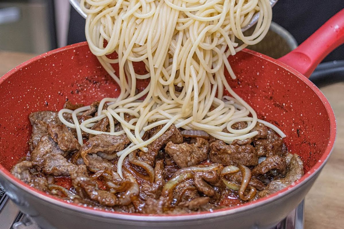 Sabor e Sustância: Macarrão ao Bife Acebolado, Uma Combinação de Sabores Irresistível!