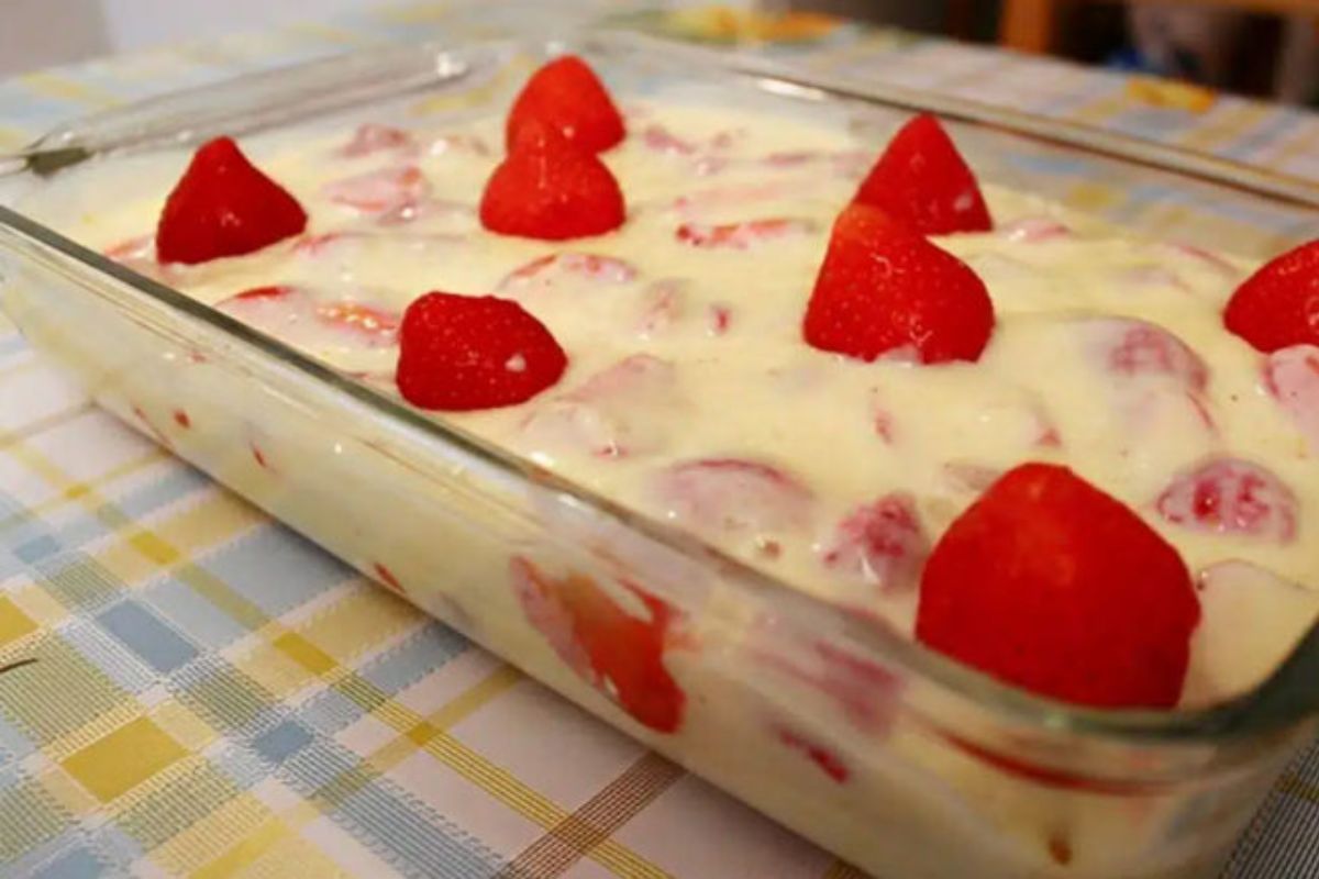 Sobremesa de creme com morangos: Receitinha leve e muito saborosa!