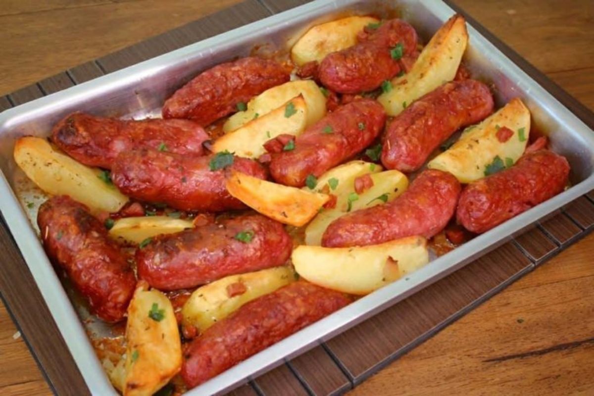 Sucesso Garantido: Aprenda a Fazer a Irresistível Linguiça Assada com Batata!