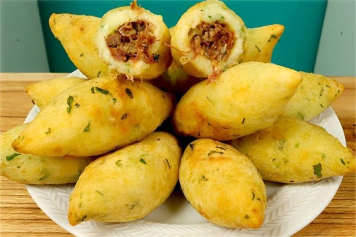 Tentação Crocante: Bolinho de Mandioca com Carne Seca Igualzinho da Lanchonete!