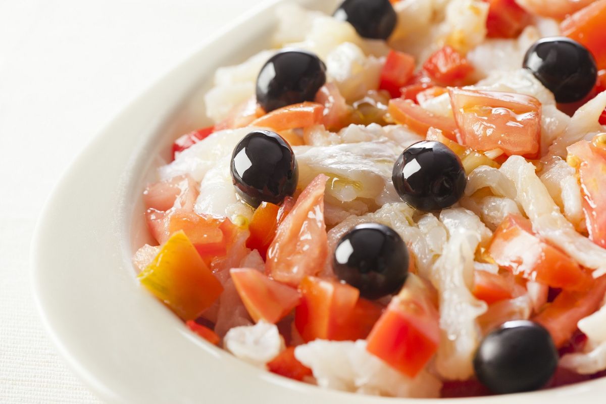 Tradição Portuguesa à Mesa: Experimente a Salada de Bacalhau dos Deuses!