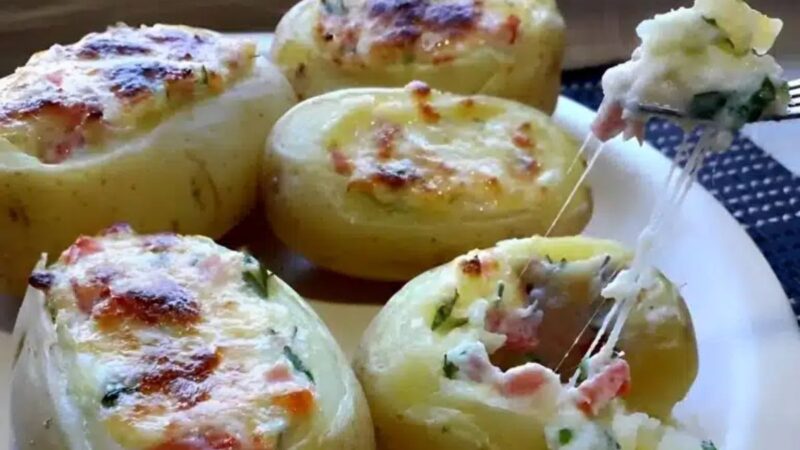 Batata recheada com presunto e queijo: deliciosa e perfeita para variar o cardápio do jantar!