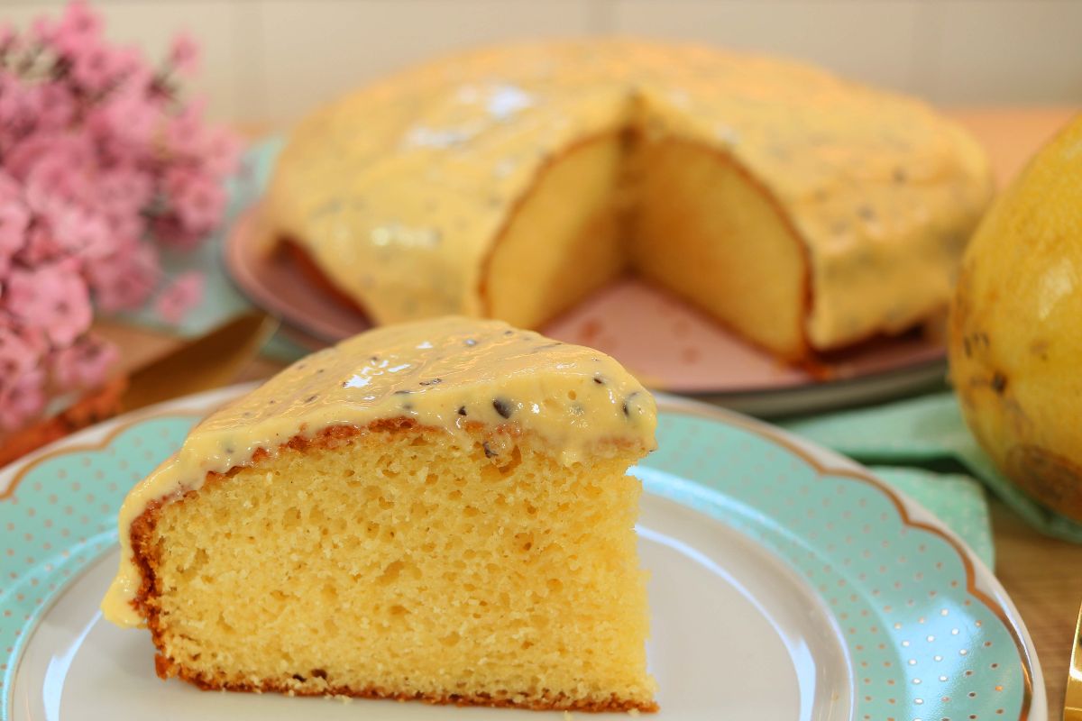 Bolo de Maracujá com Cobertura Cremosa: Uma Explosão de Sabor em Cada Mordida!