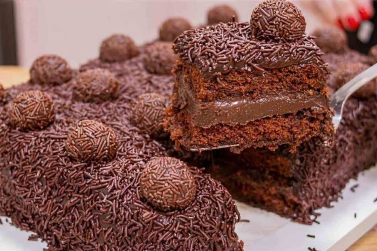 Bolo de brigadeiro recheado bem chocolatudo: Todos vão amar essa Receita!