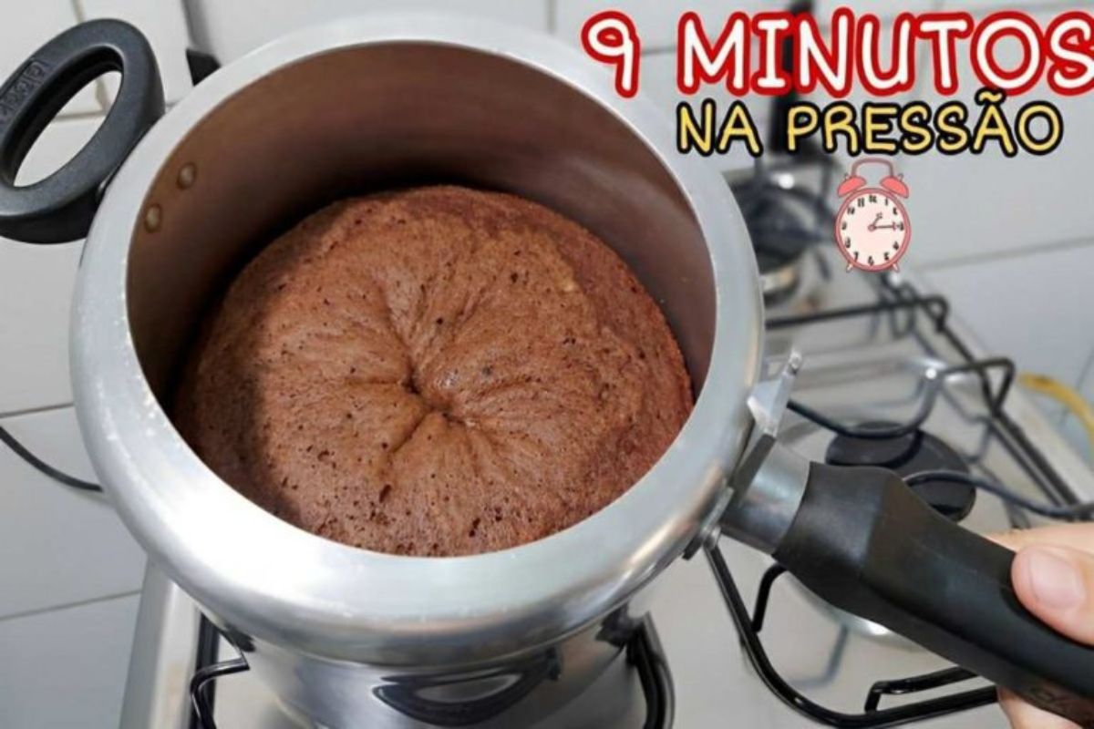 Bolo na Panela de pressão fofinho: Receita fica pronta em poucos minutos!