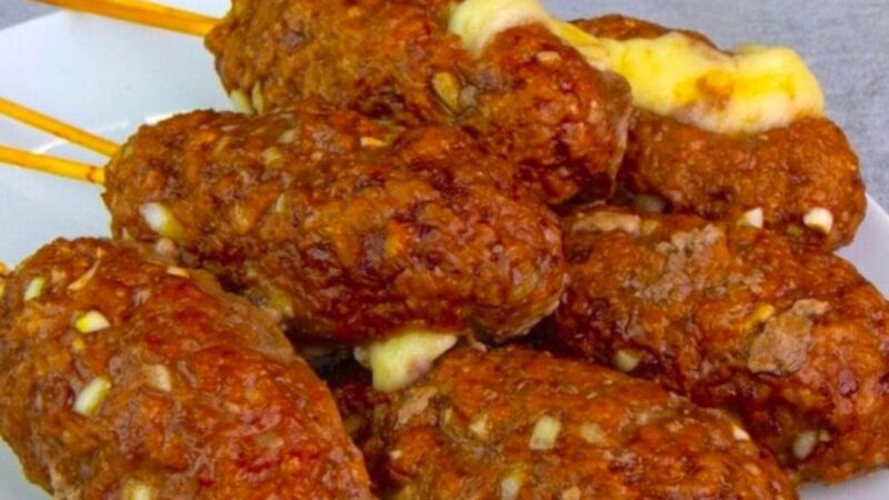 Bomba de Carne com queijo no palito: Experimentei em uma feira e amei o resultado!