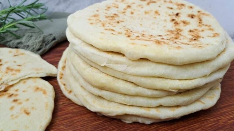 Receita de Pão Sírio: Excelente opção pra servir com Caponatas, Patês e carnes!