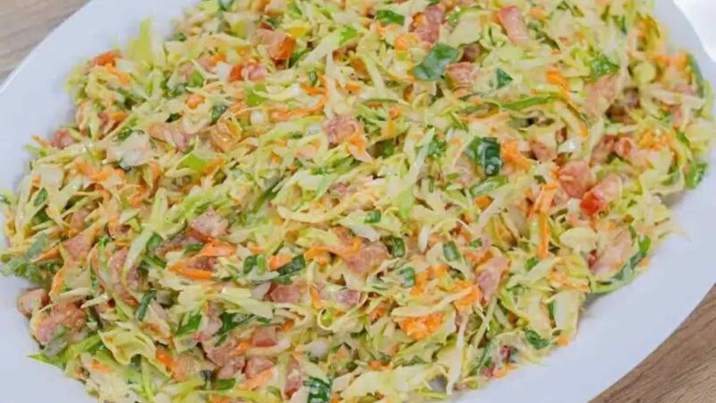 Salada Cremosa de Repolho: Simplicidade e Sabor em Cada Garfada!