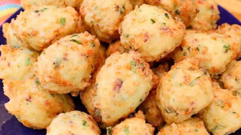 Bolinho de Arroz com Queijo e Bacon: Sabor que Desperta Sorrisos!