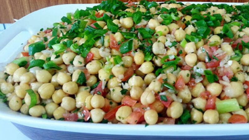 Salada de Grão-de-Bico: Nutrição e Sabor em Cada Garfada!