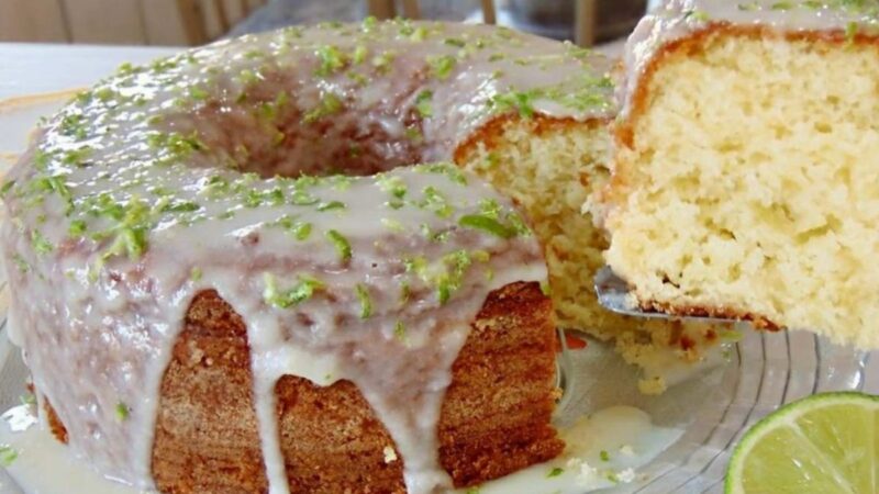 Bolo de Limão Fofinho e Molhadinho, o Par Perfeito para seu Café da Manhã ou Lanche da Tarde com Queijo!