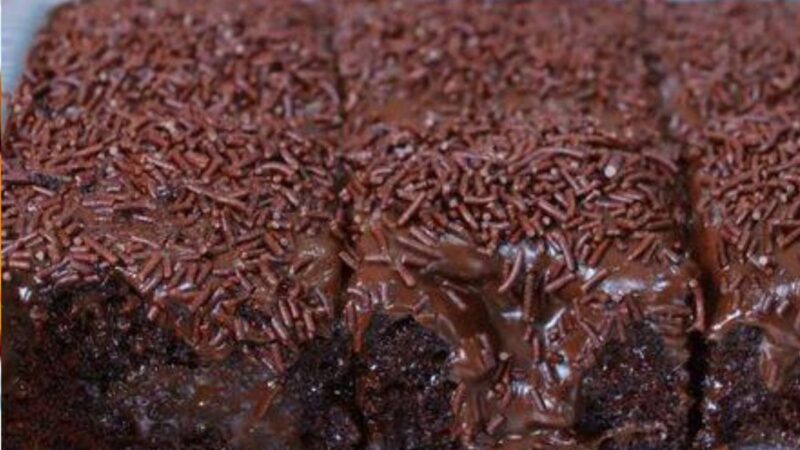 O Supremo Pecado dos Chocólatras: Bolo de Chocolate com Cobertura de Brigadeiro Rápido e Fácil