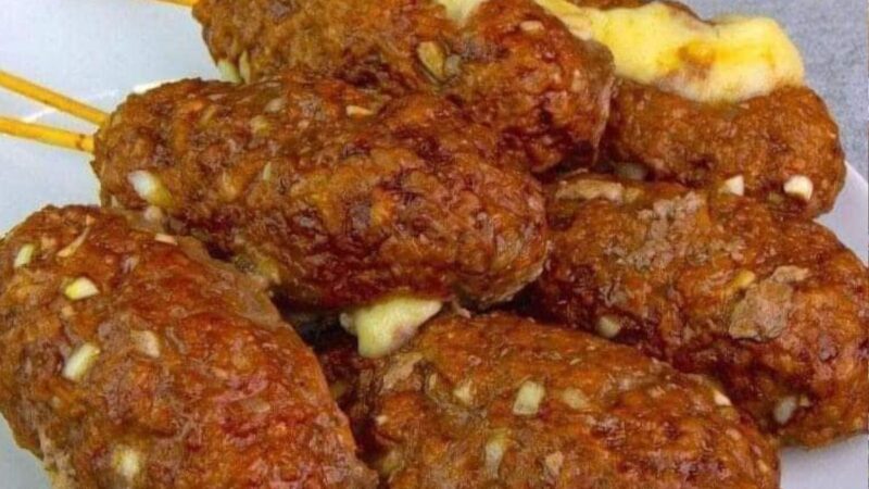 Bomba de Carne Moída com Queijo no Palito: Uma Explosão de Sabor!