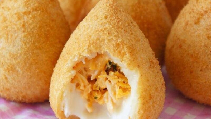 Coxinha de Frango Cremosa com Requeijão e Catupiry: Uma Sinfonia de Sabores que Derrete na Boca!