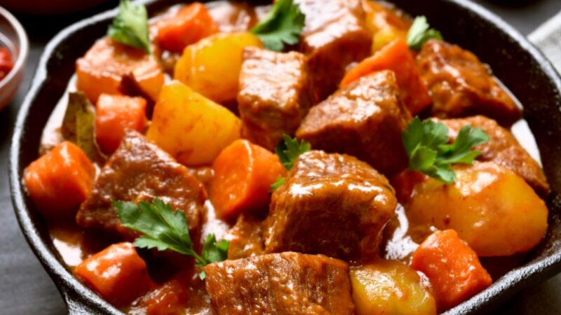 Guisado Bovino Delicioso: Uma Viagem de Sabores na Cozinha